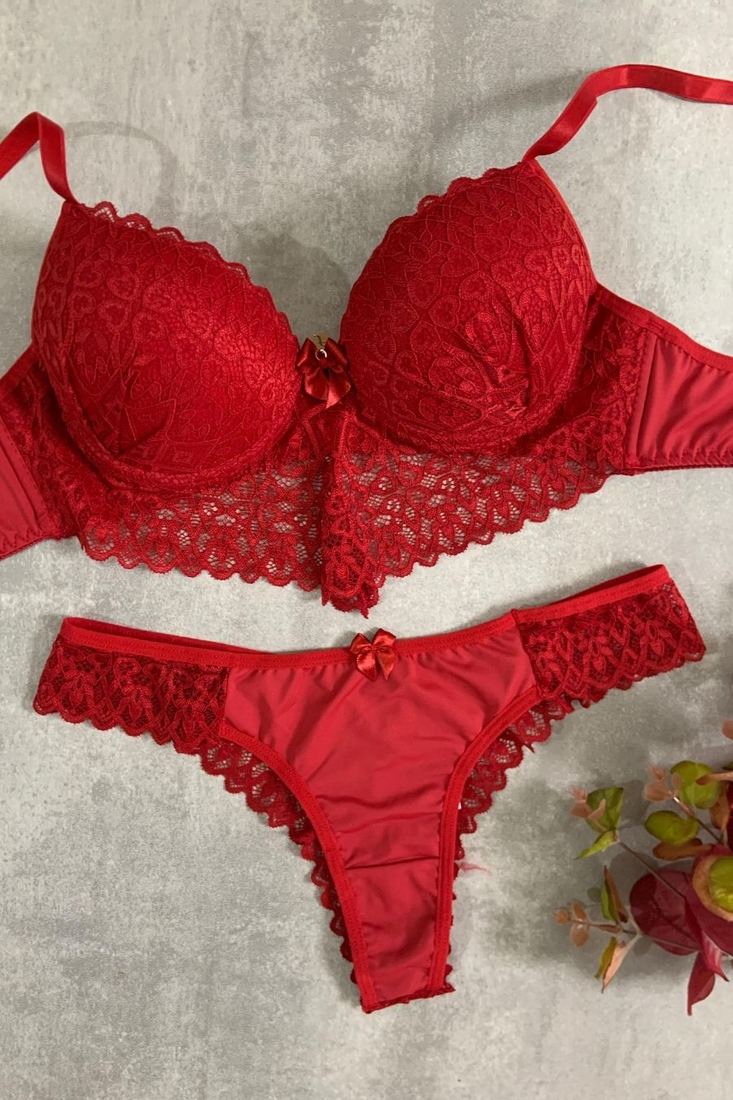 Conjunto com Bojo em Renda e Detalhe com Bico em V de Renda.
